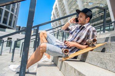 Neşeli genç adam telefonla iletişim