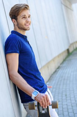 Neşeli genç adam kaykay sonra dinlenme