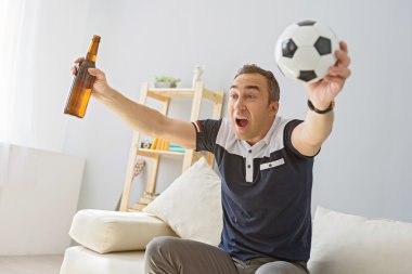 Genç yetişkin adam televizyon izlerken