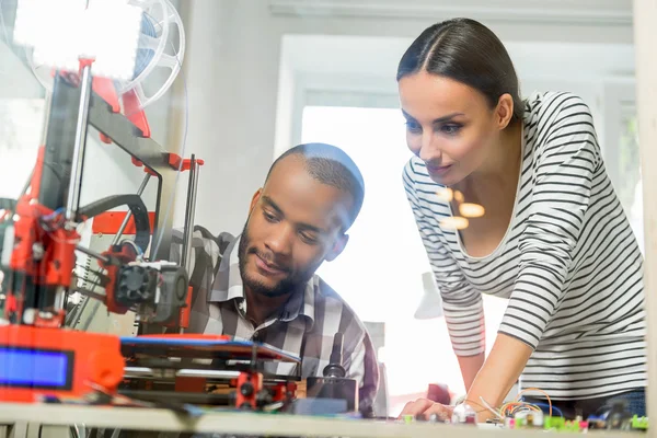 Smart Mann und Frau beobachten 3D-Druck — Stockfoto