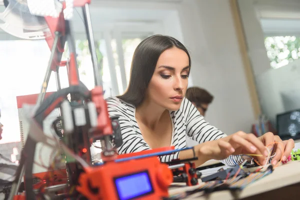 Fröhliche junge Frau, die mit 3D-Technologie arbeitet — Stockfoto