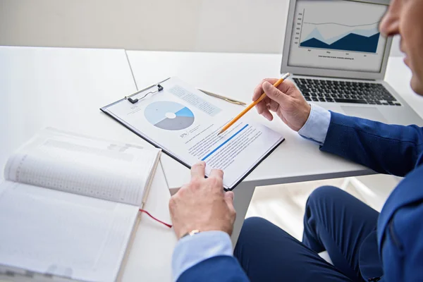 Erwachsener Geschäftsmann arbeitet im Büro — Stockfoto