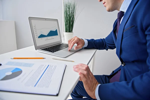 Erwachsener Geschäftsmann arbeitet im Büro — Stockfoto