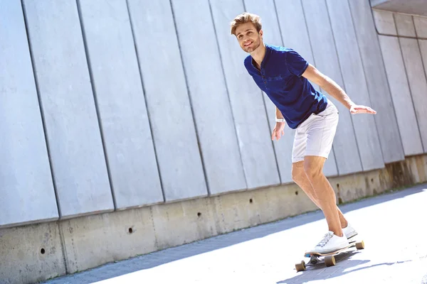 Mutlu adam sokakta kaykay