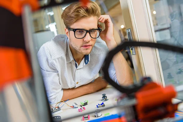 Nachdenklicher männlicher Ingenieur studiert dreidimensionalen Drucker — Stockfoto