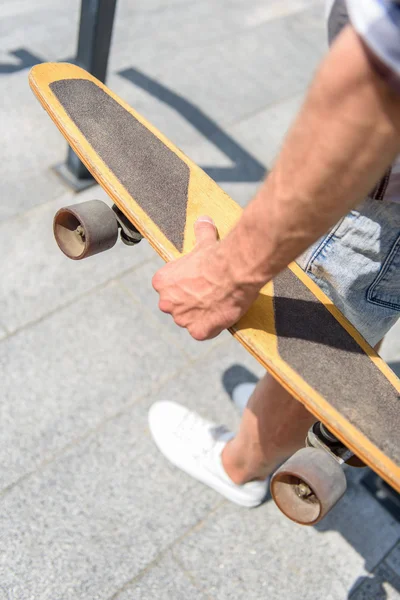 Νεαρός εκμετάλλευση skate σε Σκάλα — Φωτογραφία Αρχείου