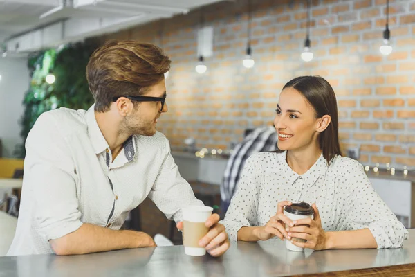 Neşeli adam ve kafeteryada oturan kız