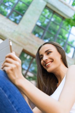 Mutlu kız ile becerikli alet dışında eğlenceli