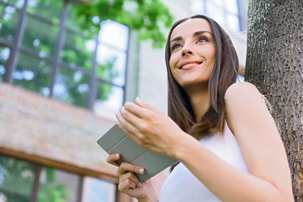 Mujer joven feliz usando tableta afuera — Foto de Stock