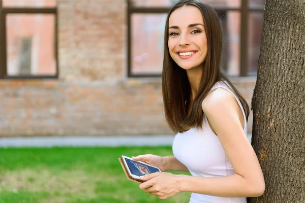 Mensajería chica bonita por la tecnología moderna — Foto de Stock