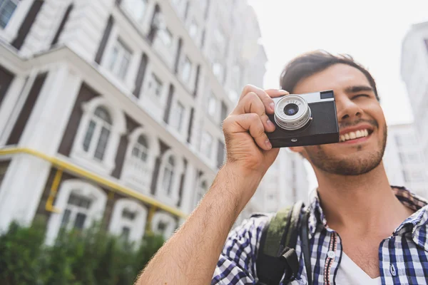 旅行でカメラを使用して明朗快活な青年 — ストック写真