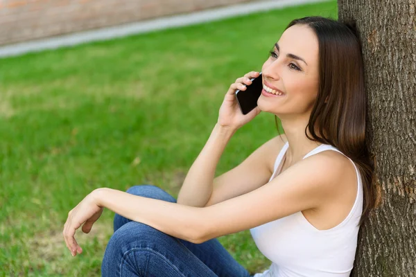 Mujer alegre hablando en el teléfono móvil — Foto de Stock
