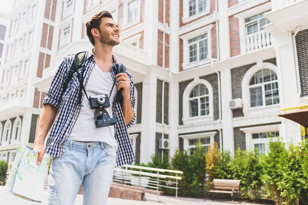 Feliz turista masculino disfrutando de la ciudad — Foto de Stock