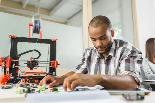 Ingeniero masculino inteligente que diseña la máquina de impresión tridimensional —  Fotos de Stock