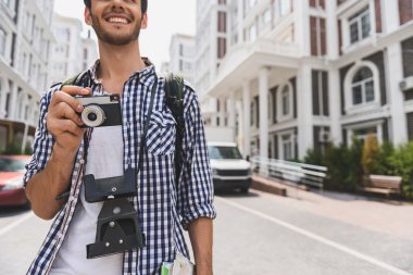 Aktif erkek turist kentsel mimari fotoğrafçılık