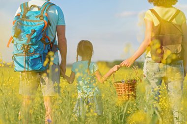 Genç aile dağda hiking