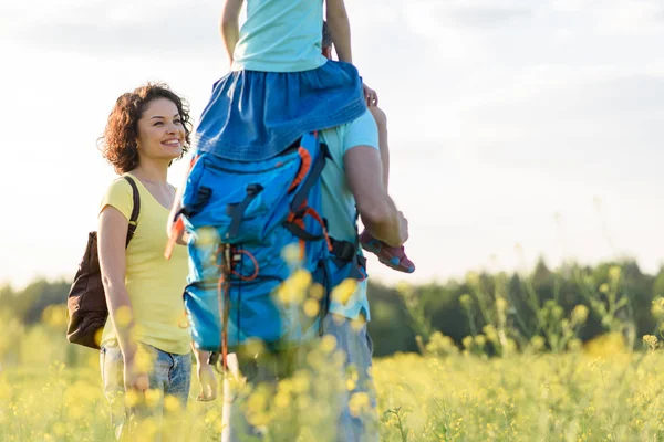 Jonge familie wandelen op de berg — Stockfoto