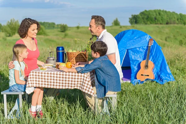 Gelukkige familie genieten van lunch buitenshuis — Stockfoto