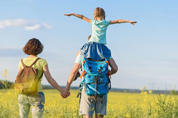 Caminhadas familiares jovens na montanha — Fotografia de Stock