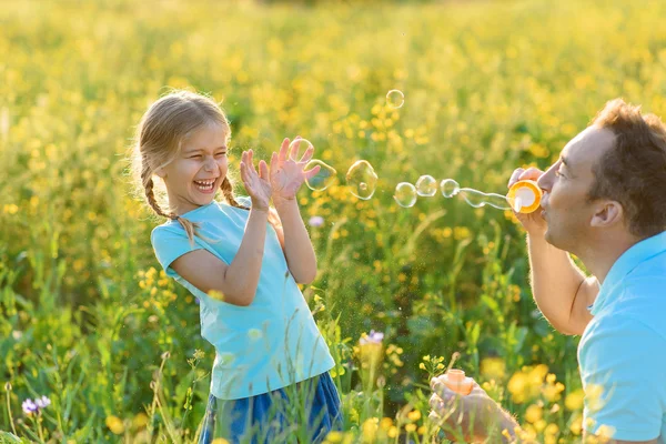 Far och dotter spenderar tid tillsammans utomhus — Stockfoto