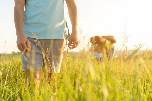 Caminhadas familiares jovens na montanha — Fotografia de Stock