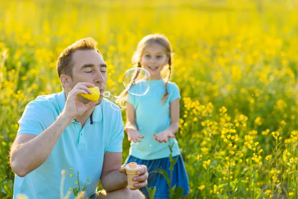 Padre e figlia trascorrono del tempo insieme all'aperto — Foto Stock