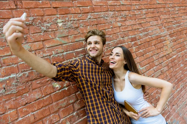 Feliz chico y chica fotografiando por teléfono — Foto de Stock