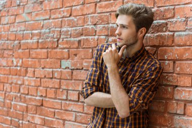 Ciddi genç adam açık havada düşünme