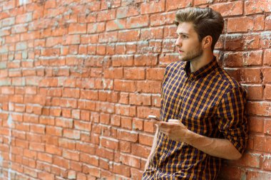 Düşünceli adam Smartphone'da mesajlaşma