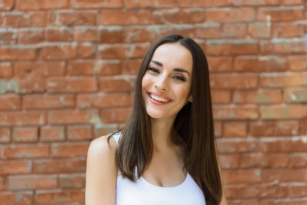 Menina feliz com sorriso bonito — Fotografia de Stock