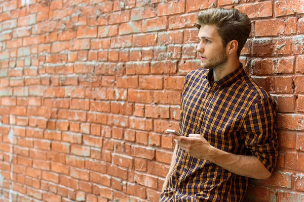 Mensajería chico reflexivo en el teléfono inteligente —  Fotos de Stock