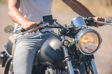 Onun motosiklet üzerinde oturan genç adam