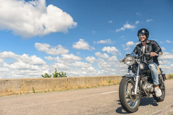 Jonge man zijn motor rijden op de openbare weg — Stockfoto