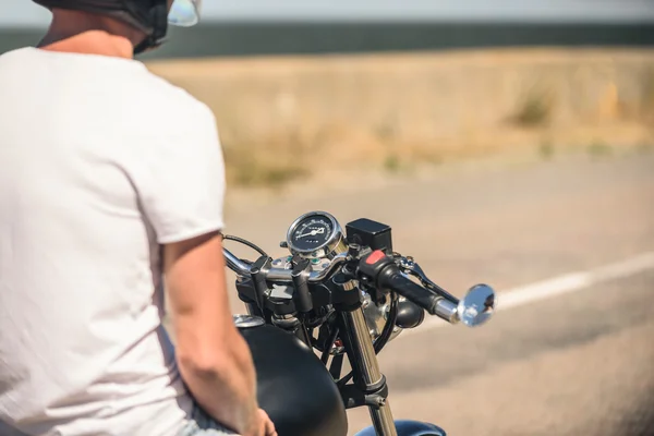 Joven sentado en su moto —  Fotos de Stock