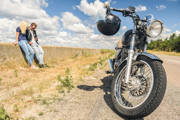 Молода пара подорожує на мотоциклі — стокове фото