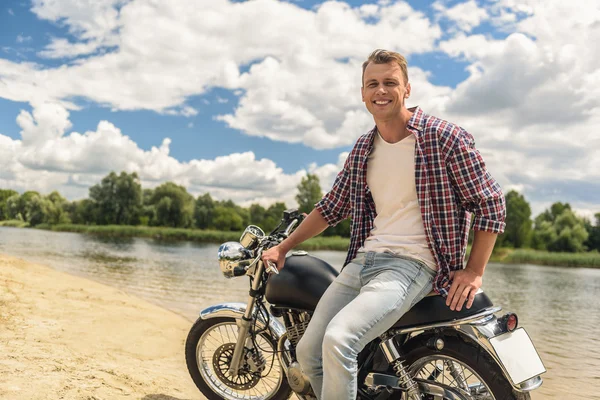 Jovem sentado em sua moto — Fotografia de Stock