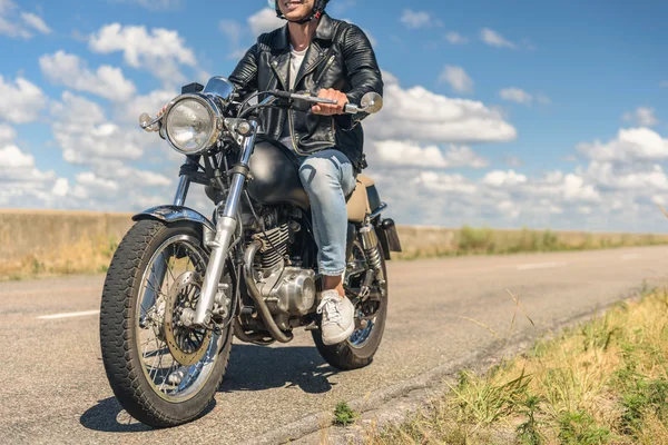 Молодий чоловік їде на мотоциклі на відкритій дорозі — стокове фото