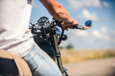 Onun motosiklet üzerinde oturan genç adam