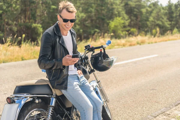 Молодий чоловік сидить на мотоциклі — стокове фото