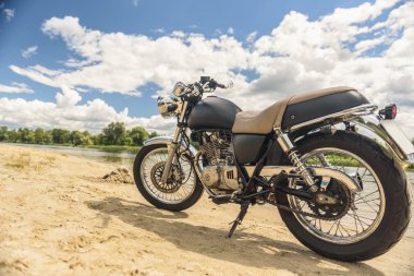 Göl kenarında otopark motosiklet