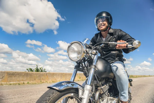 Молодий чоловік їде на мотоциклі на відкритій дорозі — стокове фото