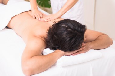 Spa merkezinde masaj yaptırdığım rahat adam
