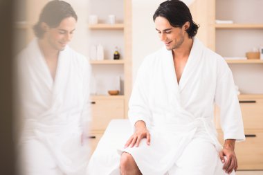 Neşeli adam dinlenme spa adlı