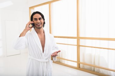 Mutlu adam tuvalette telefonla iletişim