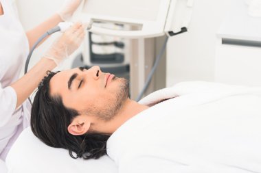 Rahat adam elektrikli yüz soyma için hazır