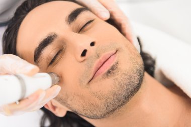 genç adam kavitasyon yüz zevk peeling