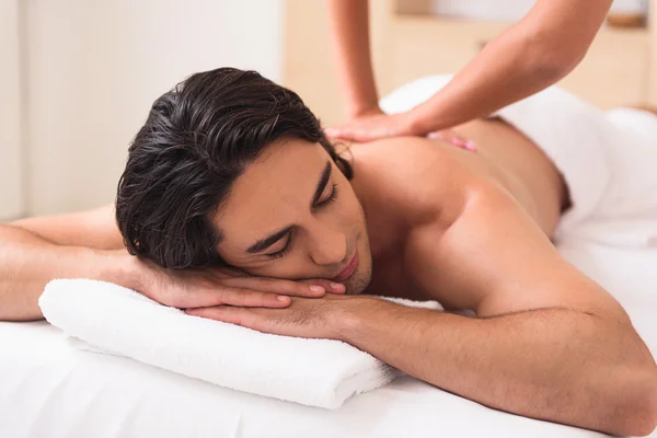 Serene man genieten van behandeling in spa — Stockfoto