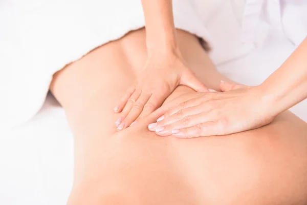 Esteticista profissional vai massagem na coluna vertebral — Fotografia de Stock