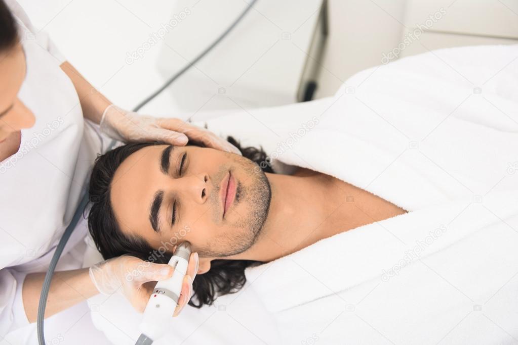 мужская косметология. мужская косметология лица. какие процедуры для мужчин. мужчина у косметолога. мужской косметолог.