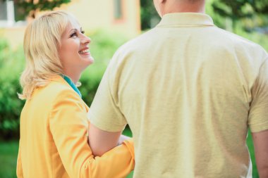 Mutlu karı koca açık havada yürümek zorunda